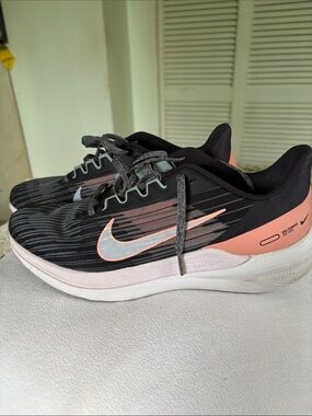 Nike Women’s Black and Peach Athletic Running Shoes with White Swoosh size 11